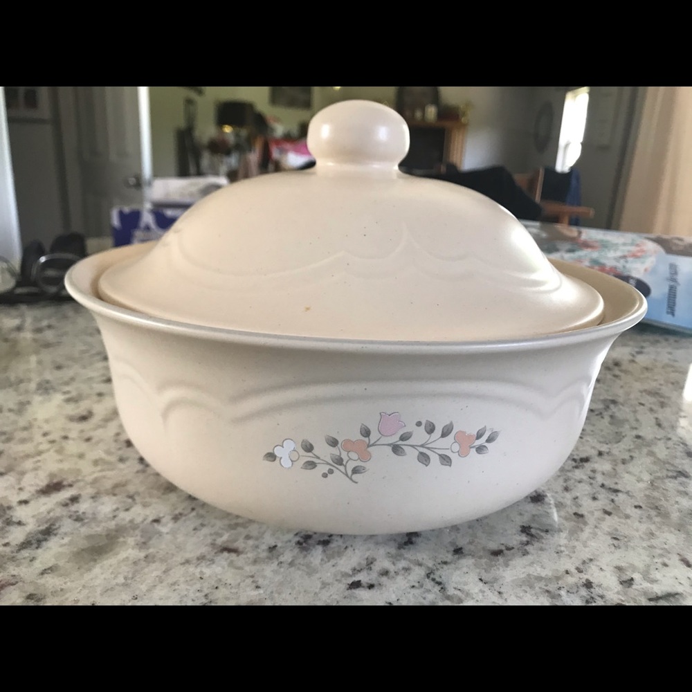 Pfaltzgraff Remembrance covered casserole